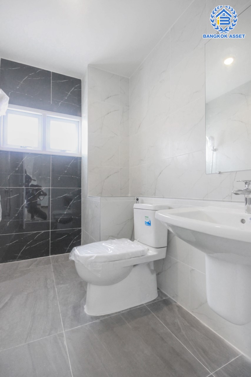 บ้านมือสองตกแต่งใหม่ แบรนด์ Property Perfect ม.เพอร์เฟคเพลส ติดถนนราชพฤกษ์ โซนใกล้สวนและทะเลสาบ เนื้อที่ 66 ตร.ว. ฟังก์ชัน 3 ห้องนอน 3 ห้องน้ำ จอดรถได้ 2 คัน บนทำเลติดถนนราชพฤกษ์ ใกล้วงเวียนพระราม5 และรถไฟฟ้า "สถานีบางรักน้อยท่าอิฐ"